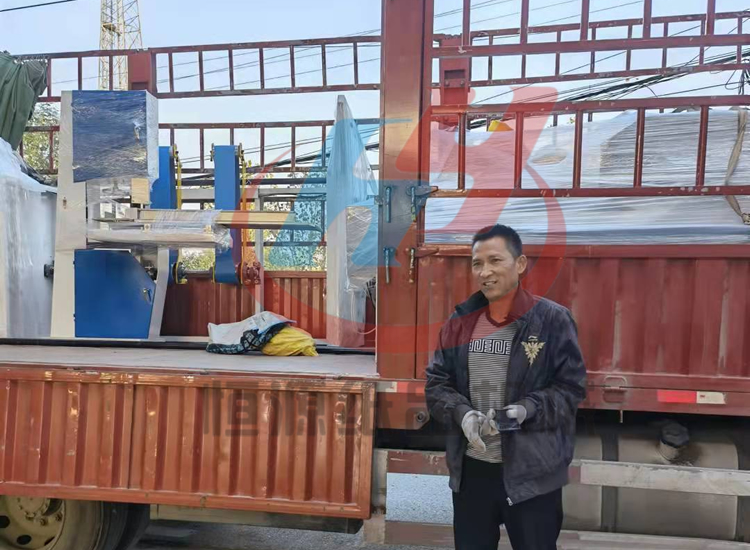 十一過(guò)后，河北客戶(hù)李經(jīng)理來(lái)我廠(chǎng)購(gòu)買(mǎi)新型衛(wèi)生紙加工設(shè)備